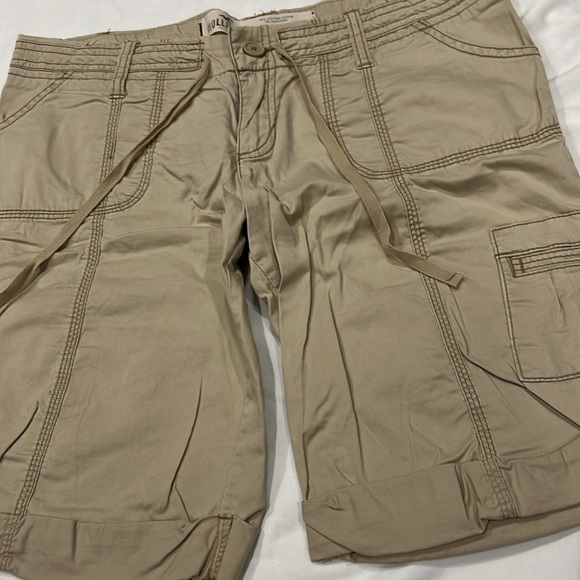 Hollister Tan Bermuda Shorts with Cargo Side Pocket Size 5 - 1037 - Picture 2 of 9